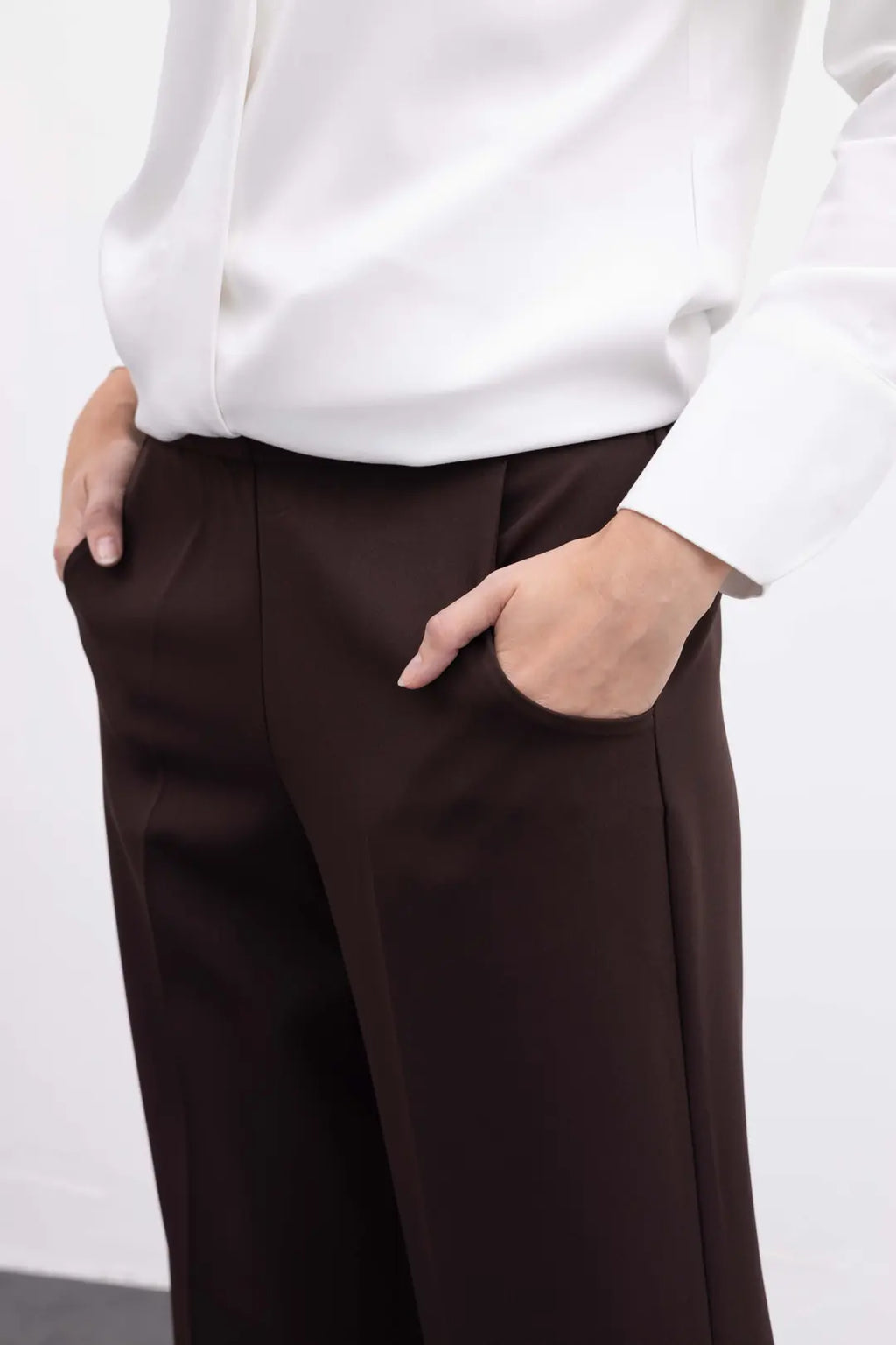 Beli Lastikli Cep Detaylı Bol Paça Kumaş Pantolon