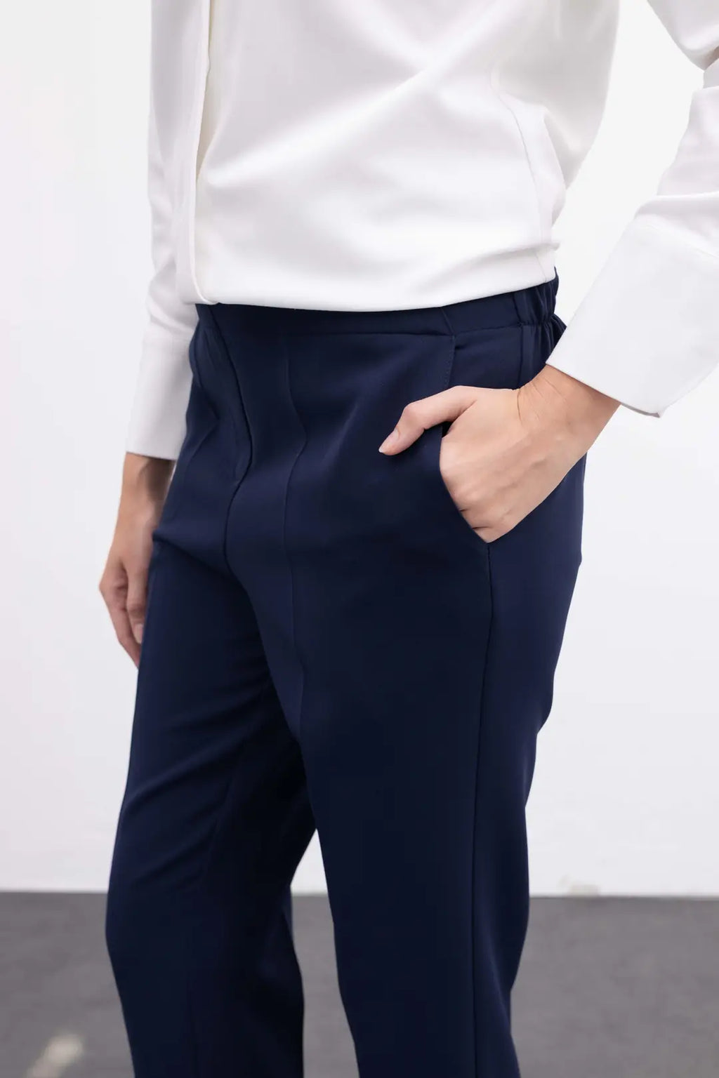 Beli Lastikli Cep Detaylı Dar Paça Kumaş Pantolon